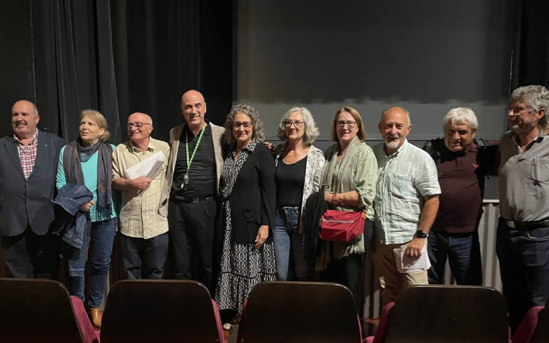 Foto del grupo de vecinos y vecinas que lideraron la creación del Aula de Extensión Universitaria.