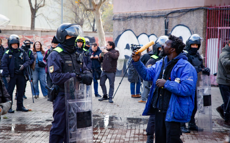 Desalojo del B9 en Badalona Mossos d'Esquadra resistencia vecinal