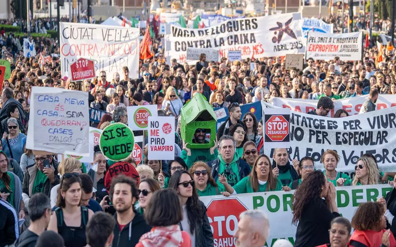 Manifestación por el derecho a la vivienda en Barcelona marea lila