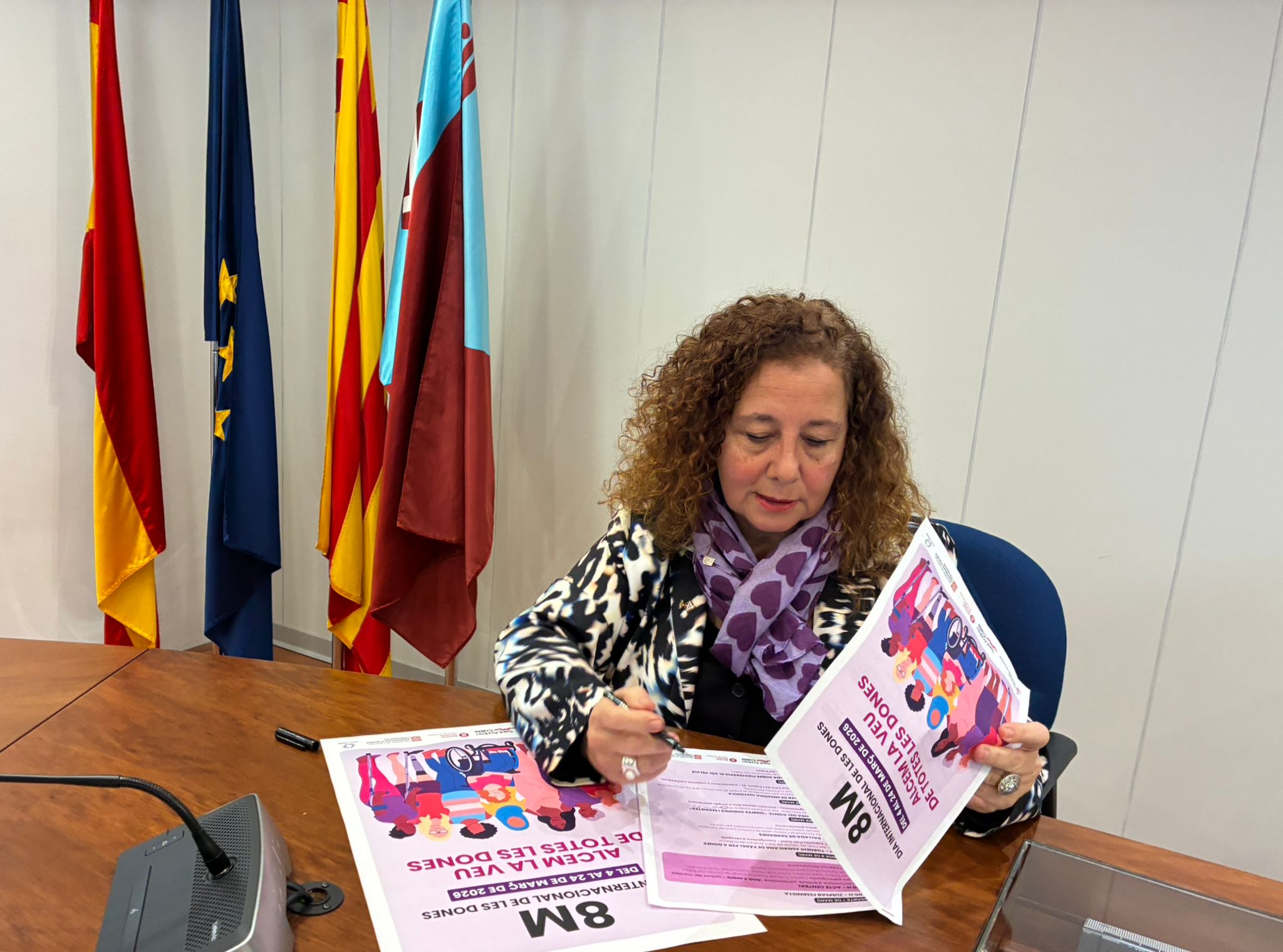 Representante institucional firmando el programa del 8M