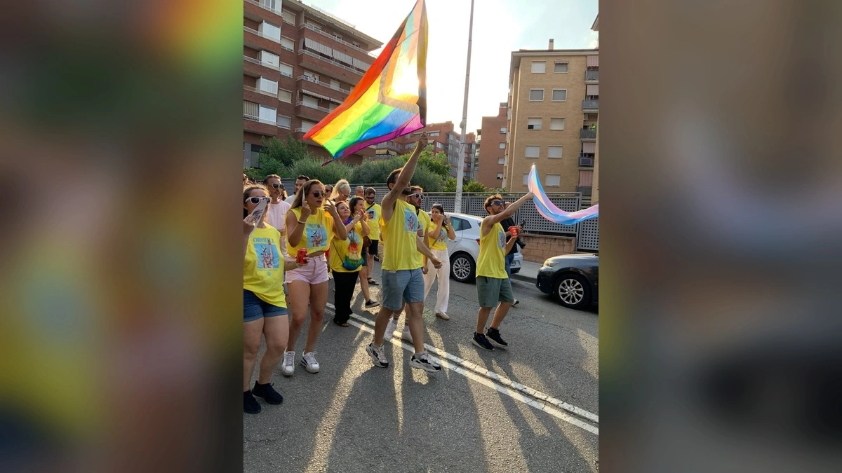 Vecinas y vecinos de Sant Andreu de la Barca con la bandera del Orgullo LGTBIQ+