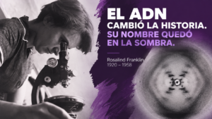 Rosalind Franklin trabajando con un microscopio junto a una representación de la Fotografía 51, clave para descubrir la estructura del ADN.