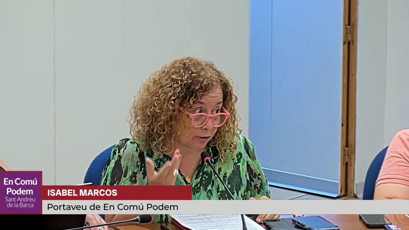 Isabel Marcos, regidora de En Comú Podem, interviniendo en el pleno municipal de Sant Andreu de la Barca