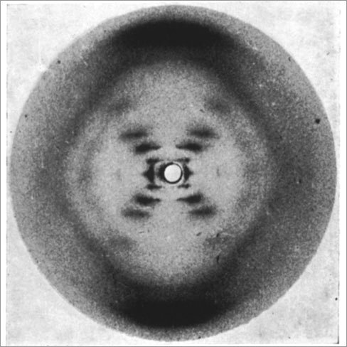 Fotografía 51 de Rosalind Franklin y Raymond Gosling: patrón de rayos X del ADN con forma de X