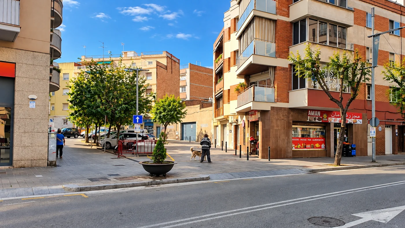 Vecinos y vecinas en una calle de Sant Andreu de la Barca, con bloques de viviendas al fondo